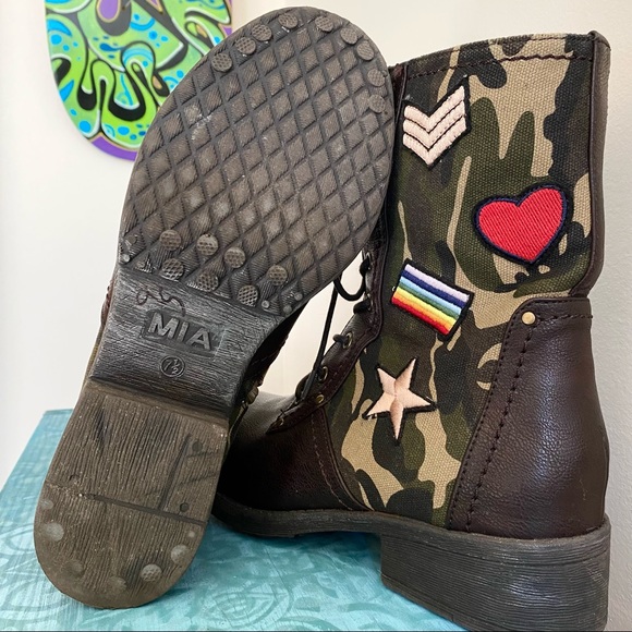 MIA Military Camo & Rainbow Patch Lace Up Boots - Picture 7 of 8